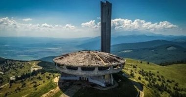 Дворец компартии Болгарии на горе Бузулуджа.