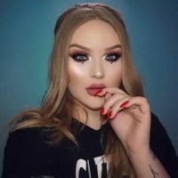 Аленка это квинтэссенция современной женской красоты, той которую насаждает массмедиа. Накачанные губы,  ярко выраженные скулы, острый подбородок акцентированные глаза.
Образ безусловно утрирован но ....