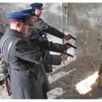 Только таким должно быть наказание для чиновников уличённых в воровстве и взятках.
А ещё лучше через повешение... 
Они намного хуже внешних врагов! Они убивают страну изнутри. Рано или поздно они доведут страну до очередной революции!