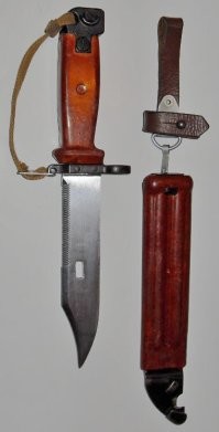 На фото не та тушёнка, армейская, во времена СССР вот в таких банках была да и штык нож на фото от АК47, у АКМ47 он другой а тот выпускался до 1960 года и врятли такой штык нож помнят современники