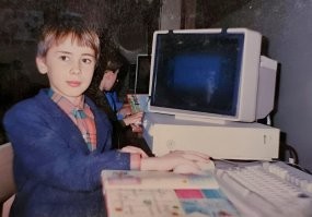 Вот именно такие компы IBM 286 были у нас в классе информатики. Говорят,  до сих пор информатик преподает. выпустился 28 лет назад.