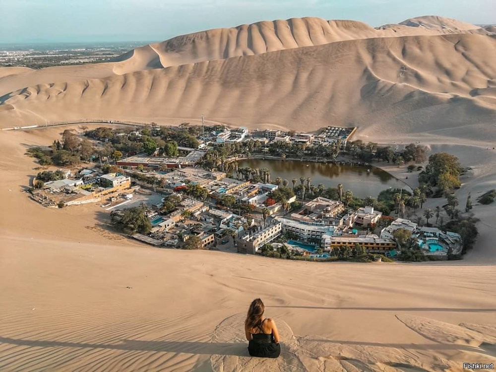 Оазис в Перу западнее города Ика. Постоянное население составляет около 100 человек. Уакачина расположена вокруг маленького озера в пустыне и известна как «Оазис Америки».