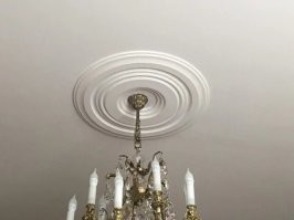 Нормальный ремонтник. Просто чашка немного сместилась от центра из-за того, что внутрь уложили провода. Берешь стремянку и руками двигаешь чашку в центр. Ремонтник, кстати, нормально притянул к потолку, что часто не делают нормально!