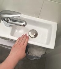 Абсолютно нормальная раковина и ставится обычно в туалетах, где мало пространства, но зато можно помыть руки!