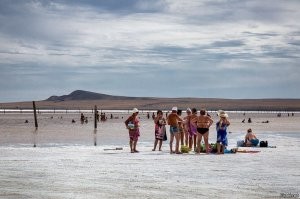 Баскунчак. Озеро в Астраханской области. Один из самых солёных водоёмов в мире!
Здесь добывают 80 % российской соли, а ее запасов, по подсчетам ученых, хватит еще на 4000 лет. Наследие древних океанов. Баскунчакское месторождение соли начало образовываться около 260 миллионов лет назад, во времена древнего океана Тетис.
Берега озера состоят из чистейшей поваренной соли, а содержание её в воде настолько высоко (около 300 г/л), что она непригодна даже для жизни бактерий. Солёней Баскунчака, пожалуй только озера Эльтон, и то не всегда. В озере Эльтон только в сильную засуху солёность достигает 500 г/л.... а так 200-250 г/л.
Плотность солёной воды озера Баскунчак такая, что в озере невозможно утонуть... просто лежишь на воде и не тонешь. А после выхода из воды очень быстро покрываешься солёной коркой. Поэтому, если поедите туда, обязательно возьмите с собой большую ёмкость с пресной водой, потому как помыться там негде.
