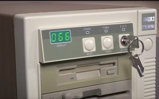 "Поэтому когда нужно было ненадолго отлучиться от компьютера, обычным механическим ключом, как для замка зажигания в авто, можно было деактивировать любые манипуляции."

Автор, ключом отключалась только клавиатура.