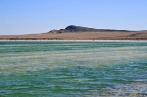 Баскунчак. Озеро в Астраханской области. Один из самых солёных водоёмов в мире!
Здесь добывают 80 % российской соли, а ее запасов, по подсчетам ученых, хватит еще на 4000 лет. Наследие древних океанов. Баскунчакское месторождение соли начало образовываться около 260 миллионов лет назад, во времена древнего океана Тетис.
Берега озера состоят из чистейшей поваренной соли, а содержание её в воде настолько высоко (около 300 г/л), что она непригодна даже для жизни бактерий. Солёней Баскунчака, пожалуй только озера Эльтон, и то не всегда. В озере Эльтон только в сильную засуху солёность достигает 500 г/л.... а так 200-250 г/л.
Плотность солёной воды озера Баскунчак такая, что в озере невозможно утонуть... просто лежишь на воде и не тонешь. А после выхода из воды очень быстро покрываешься солёной коркой. Поэтому, если поедите туда, обязательно возьмите с собой большую ёмкость с пресной водой, потому как помыться там негде.