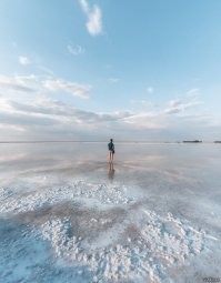 Баскунчак. Озеро в Астраханской области. Один из самых солёных водоёмов в мире!
Здесь добывают 80 % российской соли, а ее запасов, по подсчетам ученых, хватит еще на 4000 лет. Наследие древних океанов. Баскунчакское месторождение соли начало образовываться около 260 миллионов лет назад, во времена древнего океана Тетис.
Берега озера состоят из чистейшей поваренной соли, а содержание её в воде настолько высоко (около 300 г/л), что она непригодна даже для жизни бактерий. Солёней Баскунчака, пожалуй только озера Эльтон, и то не всегда. В озере Эльтон только в сильную засуху солёность достигает 500 г/л.... а так 200-250 г/л.
Плотность солёной воды озера Баскунчак такая, что в озере невозможно утонуть... просто лежишь на воде и не тонешь. А после выхода из воды очень быстро покрываешься солёной коркой. Поэтому, если поедите туда, обязательно возьмите с собой большую ёмкость с пресной водой, потому как помыться там негде.
