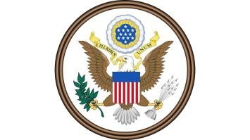 У США нет герба, есть печать, причем двухсторонняя.  Она используется в разных эмблемах разных ведомств.  На видео эмблема какого то ведомства.
Так что никакой герб не падал.