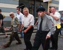 Вот этот в берете и галстуке и есть "Наша Канада".