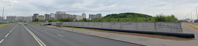 Там с одной стороны - зона отчуждения железной дороги, поросшая кустами, а с другой стороны - местами непонятные объекты, типа этого, например.

Судя по виду, не слишком ухоженного. Но что там, за забором, узнать мне, как мальчишке, было бы тоже интересно.