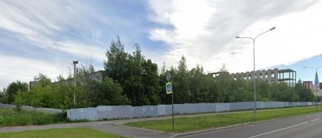 Фонтань пишет, что на Мебельной 2 произошло.

Под это описание попадает эта вот заброшка. Может, это и чья-то собственность, но собственник ей явно не пользуется.

Ну и так-то. Если кто-то оставит, например, отравленную бутылку водки на даче, а воры ее выпьют и потравятся, то владелец попадет под суд.

С собаками, в принципе, аналогично должно быть. Охранять им не запрещено, но если кого покусают, то владельца уголовка должна ожидать. Единственная проблема - доказать, что собаки имеют владельца. Обычно в таких случаях начинаются рассказы о том, что "собаки - приблудные, а мы их из любви к животным просто подкармливаем"