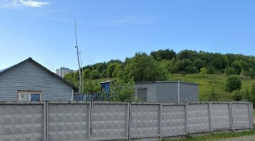Там с одной стороны - зона отчуждения железной дороги, поросшая кустами, а с другой стороны - местами непонятные объекты, типа этого, например.

Судя по виду, не слишком ухоженного. Но что там, за забором, узнать мне, как мальчишке, было бы тоже интересно.