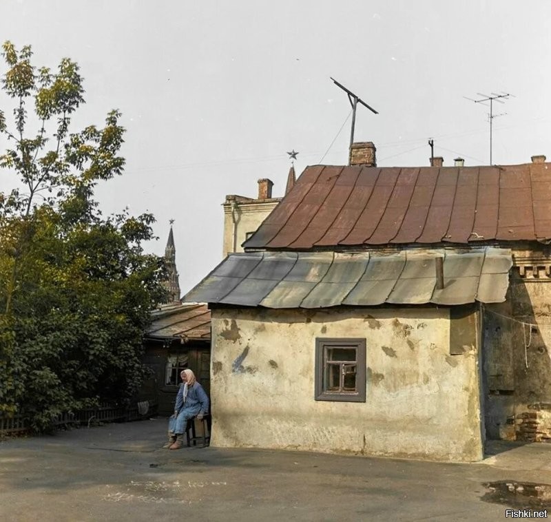 Слева Боровицкая, не Никольская