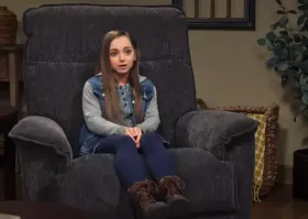 Её специально посадили в такое огромное кресло что бы поиздеваться и подчеркнуть её лилипутость.