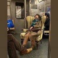 Вместе с девушкой кресло выкинули??? Однако...