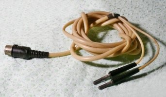 Раньше к магнитофонам провод в комплекте шел со штырями.