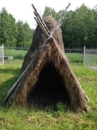 Насколько помню, на картине был изображён шалаш в Разливе (ну и в шалаше там всё по списку), а картина называлась Ленин в Париже.