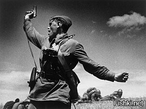 Политрук Алексей Еременко

Советский флаг над Рейхстагом