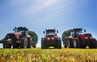Там сейчас моторы Doosan ставят. Хотя  хочется верить, что ЯМЗ предложит какую-нибудь достойную альтернативу, чтоб трактора были белорусско-российским,  меньше зависели от импорта и стоили дешевле. По сути МТЗ занимает нишу дешёвых тракторов, потому что не у каждого фермера или фермерского  хозяйства, есть средства на всякие модные (и что греха таить - более качественные и современные) Катапиллеры итд.  По сути, если надо обрабатывать землю, то и обычный трактор справляется. После развала Союза,  западные инвесторы очень старались через инвестиции зайти в управляющие кадры завода, и забанкротить его, уж очень сильно он мешал и демпинговал цены. Но, при всей моей нелюбви к Лукашенко, он чётко осознал что утрачивать заводы вроде БелАЗ, МТЗ, МАЗ, Белкоммунмаш, Амкадор, Гомсельмаш итд - никак нельзя, даже если сейчас предлагают очень  хорошие деньги,  но в долгосрочной перспективе это невыгодно. На чём окончательно разругался с западными партнёрами, так что они даже отказались производственную линию Ford  строить в РБ.  
А с учётом нынешних реалий, я б на месте производственников РБ\РФ в тупую бы копировал и внедрял всё что раньше было под защитой патентного права.. что они нам сейчас сделают? Санкции что-ли введут? :)