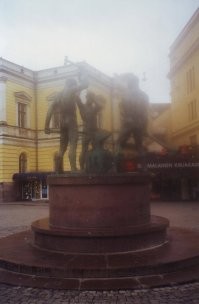Эти трое тоже куют. Голые. В центре Хельсинки.