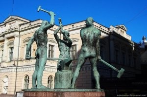 Три кузнеца называется. На пл. Маннергейма