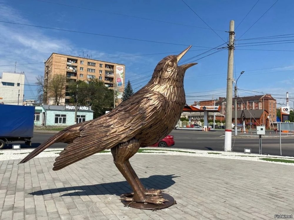 В Курске как в столице "Соловьиного края" ставят на кольцах соловьёв. К слову, достаточно приличных двухсоткилограмьовых птичек. Сами соловьи только скоро переведутся.