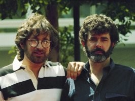 ", молодые "батюшки" с бородами"
Да-да, это вчера мода на бороду появилась. А еще вчера появился костюм "тройка".  И кепки. Может и штаны "карго" у вас сегодня вызовут удивление? А сапоги мужские? Нате удивляйтесь, что борода была в моде, или как сказать, что она всегда была и будет, просто варьируется в процентном соотношении. А вернее пропаганда яппи надоела и возвращаются к образу Че Гевары или Спилберга.