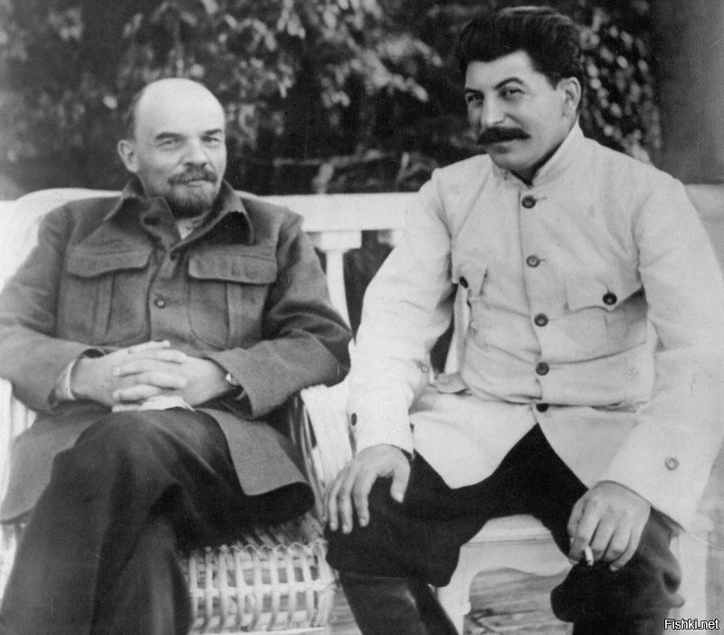 ", молодые "батюшки" с бородами"
Да-да, это вчера мода на бороду появилась. А еще вчера появился костюм "тройка".  И кепки. Может и штаны "карго" у вас сегодня вызовут удивление? А сапоги мужские? Нате удивляйтесь, что борода была в моде, или как сказать, что она всегда была и будет, просто варьируется в процентном соотношении. А вернее пропаганда яппи надоела и возвращаются к образу Че Гевары или Спилберга.