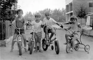 Велик "Мишутка" с надувными колёсами.
На моём были зелёные покрышки, просто шик!)