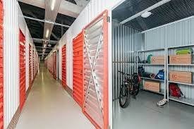 В оригинале - "storage locker",  это может быть и шкафчик, а может быть и камера хранения вещей как ниже.
