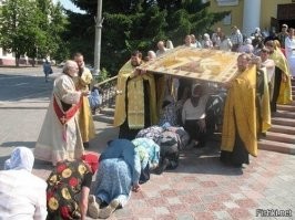А вот нечего РПЦ переводить стрелки! Это они первые научили людей квадробингу! Или ползать " раком", согласно их лексике.