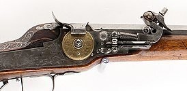 Колесцовый замоок   распространённый в XV XVII веках механизм огнестрельного оружия, в котором необходимая для воспламенения порохового заряда искра высекается с помощью вращающегося колёсика с насечкой. 
Он ставился не только на пушки, а на аркебузы и пистолеты тоже.