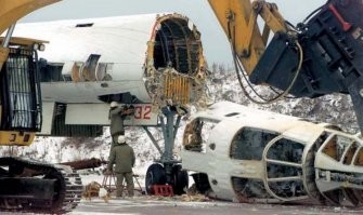 АВТОР ПОСТА - недалекий человек
"кладбище самолетов" - это у нас, когда самолету - кирдык
А на фото у амеров - СКЛАД ХРАНЕНИЯ
Самолеты списаны, но в случае войны ВПОЛНЕ ЕЩЕ ПОСЛУЖАТ 20 ЛЕТНЫХ ЧАСОВ - об этом четко и указано ( сухо, чисто, можно взлетать чуть не с грунта)
А большего от них и не требуется......
"десант в один конец"
либо "доставка боеголовки ядерного заряда"