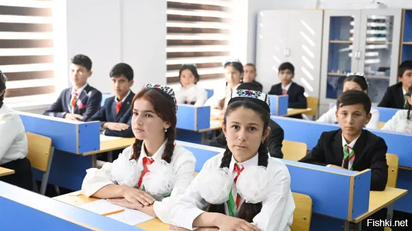 А вот в Таджикистане такие платки в школах запрещены. Что бы не было споров религиозная это одежда или нет. И насколько она правильная.
Для девочек допустимы тюбитейки, что исключительно светский головной убор.

И никаких никабов, хиджабов, паранжей и пр.