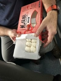 Этого достаточно, чтобы поместиться в «окошке» упаковки. Всё честно. )