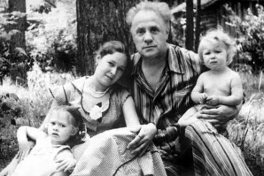 Н.Крючков с первой женой Марией Пастуховой.
М.Жаров с женой и детьми. 
Всех не перечислишь, но...