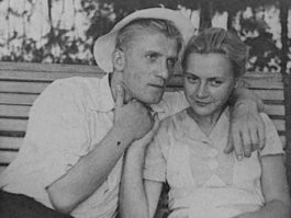Н.Крючков с первой женой Марией Пастуховой.
М.Жаров с женой и детьми. 
Всех не перечислишь, но...