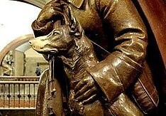 Станция "площадь революции" в МСК, построена 1938 году. Носы бронзовых собак пострадали сильнее всего.  Первое фото на фотоаппарат, второе современное на телефон.