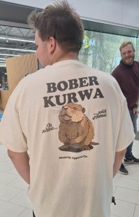 Бобр повалил дерево и перекрыл дорогу поляку