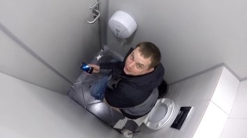 В кинотеатре в Швейцарии в туалетах установлены экраны, чтобы отлучившиеся зрители ничего не пропустили. А на большом экране в зале идет трансляция из туалета, что бы сидящие в зале тоже ничего не пропустили.....