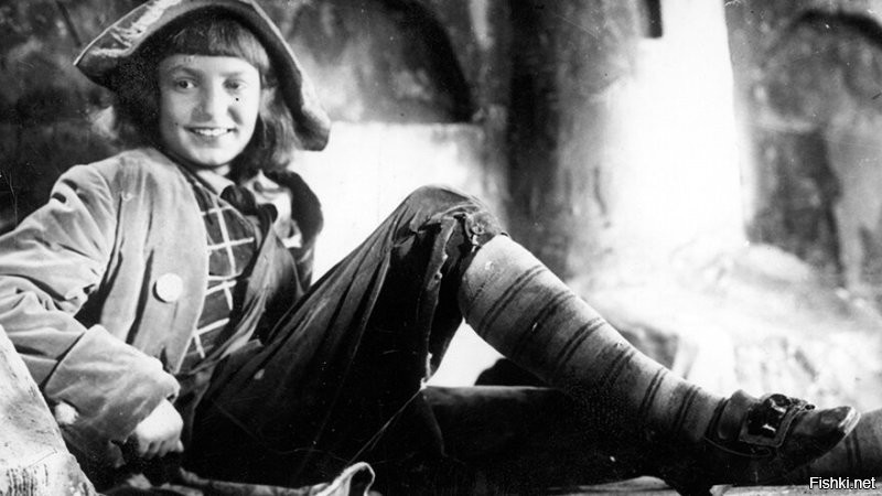 Можно вспомнить ещё Владимира Константинова, актера, сыгравшего Гулливера.
"В 1939 году был призван в ряды РККФ, участвовал в Советско-финской войне.
На фронт Великой Отечественной войны ушел в 1941 году, будучи студентом Инженерно-строительного института им. Куйбышева.
Старшина 2-й статьи Константинов воевал радистом взвода управления командующего артиллерией 72-й стрелковой дивизии Ленинградского фронта. Постоянно находился в передовых частях, обеспечивая корректировку огня.
Владимир Константинович Константинов героически погиб 26 марта 1944 года в бою недалеко от населенного пункта Вайвара под Нарвой."