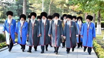 А зачем бараньи шапки и ватные халаты в Туркмении?