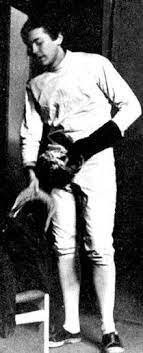 га га гаарадоок. 
Юрий Стоянов. Мастер спорта по фехтованию. Интересно выразился про фехтовальные схватки в "трёх мушкетёрах". Сами гуглите