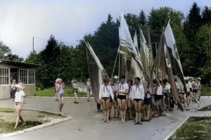 А первый флаг по центру наш - Латвийской ССР. Настоящий флаг родины, а не то, что сейчас...