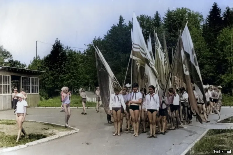 А первый флаг по центру наш - Латвийской ССР. Настоящий флаг родины, а не то, что сейчас...