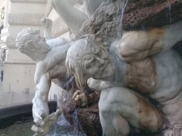 Вена, площадь Михаэлерплац. Деталь городского фонтана -