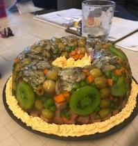 Не мало труда было в это вложено. Кому то холодец и борщ отвратителен а кому-то это произведение вкусно и напоминает детство. Я бы попробовал.