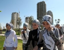 Непонятно, что это вдруг чечены так возбудились.
У них подавляющее число женщин ходит в обычной повседневной одежде и платках, что вполне адекватно и не вызывает отторжения как черные чупачупсы.