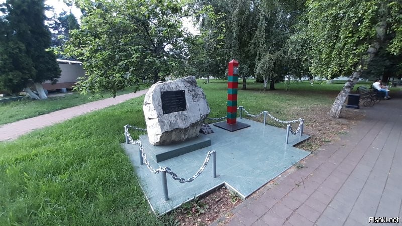 Был в Тимашевске года три назад.
История матери, потерявшей всех сыновей, реально торкает...
Памятников много в центральном парке города, но этот,  хоть и простой, но до слёз....